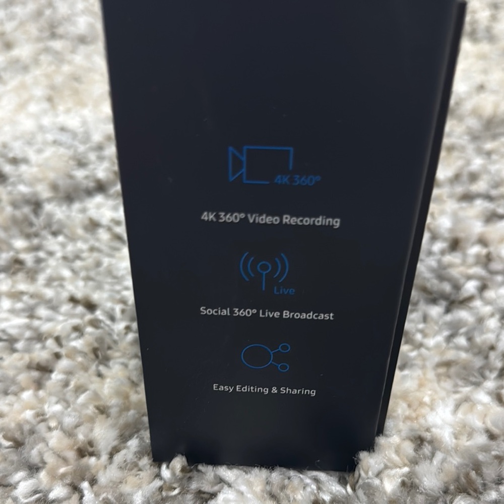 Samsung Gear 360 in Black and White - Picture 4 of 5